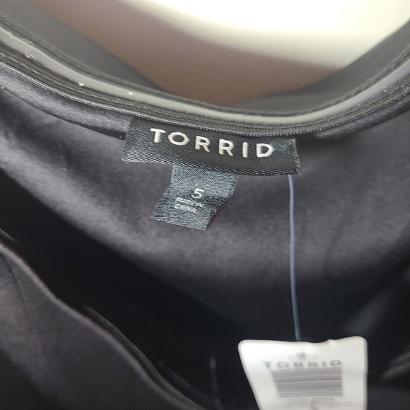 NWT TORRID OFF SHOULDER V-BAR PEPLUM TOP - Picture 3 of 5